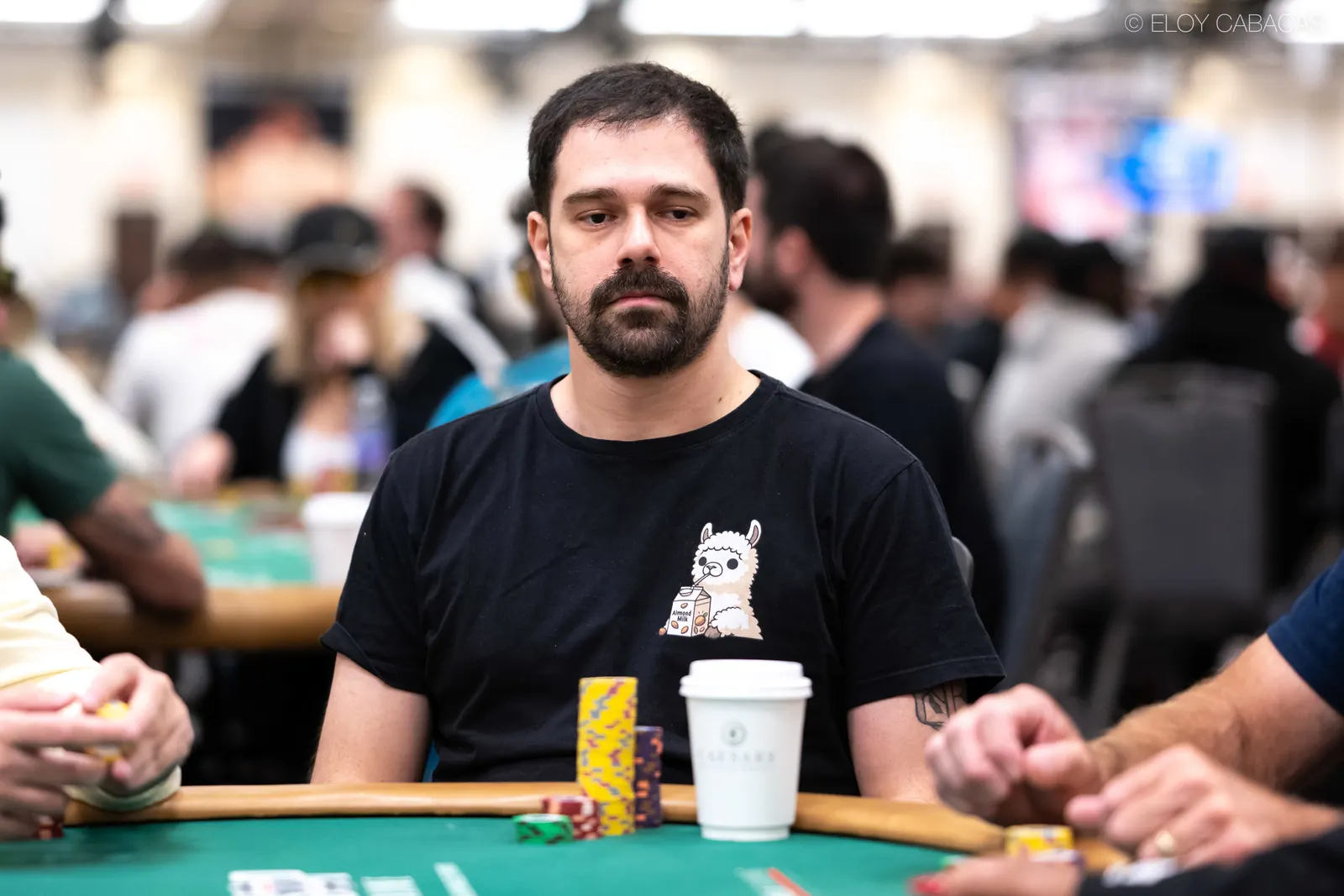 Gracze przy stole pokerowym podczas turnieju