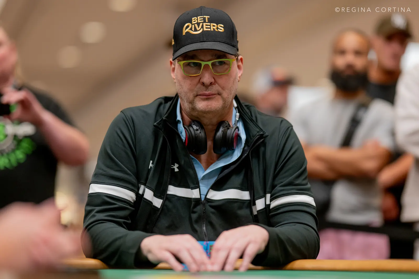 Stół turniejowy pokerowy z kartami i żetonami podczas gry na żywo