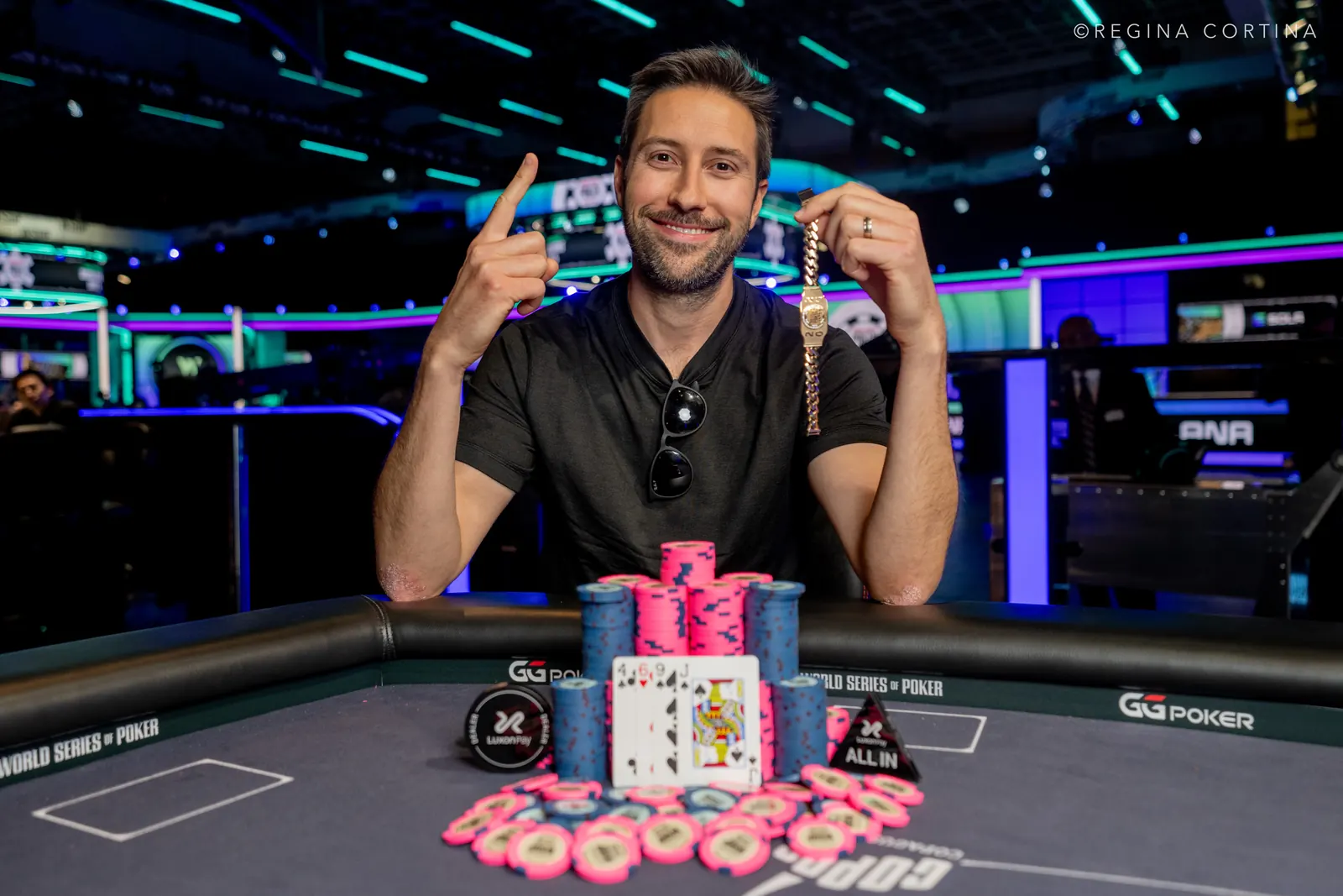 Pokerzysta Matthew Shepsky świętuje zdobycie bransoletki WSOP