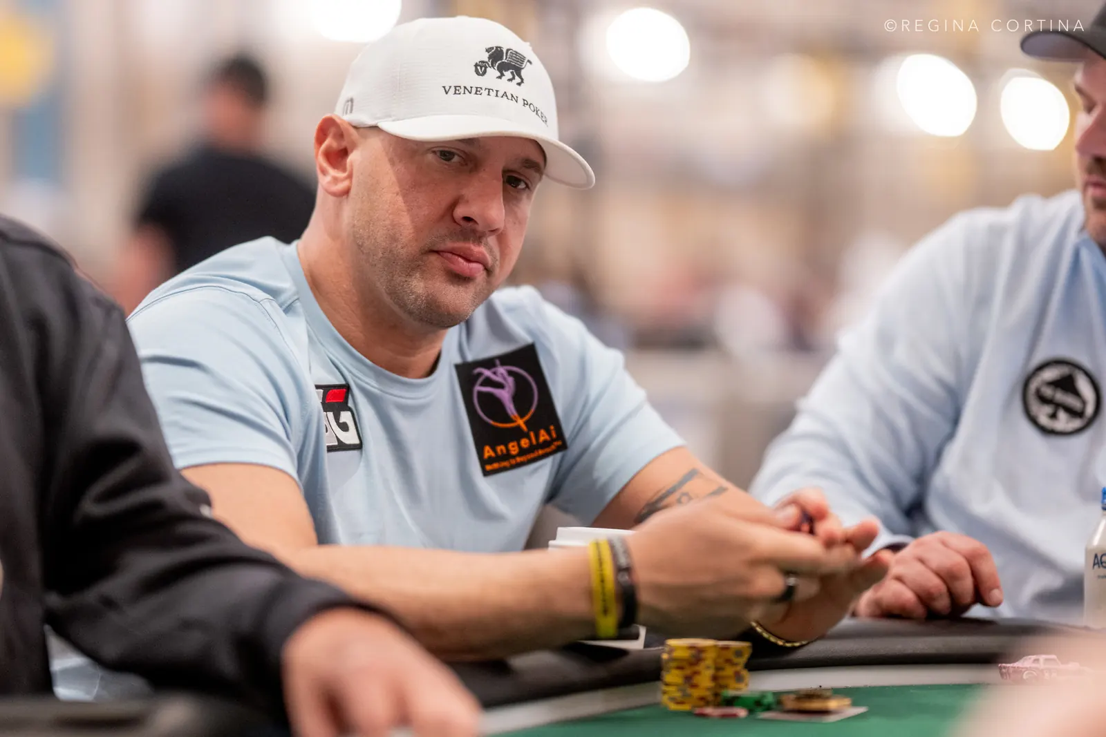 Gracze przy stole pokerowym podczas turnieju World Series of Poker