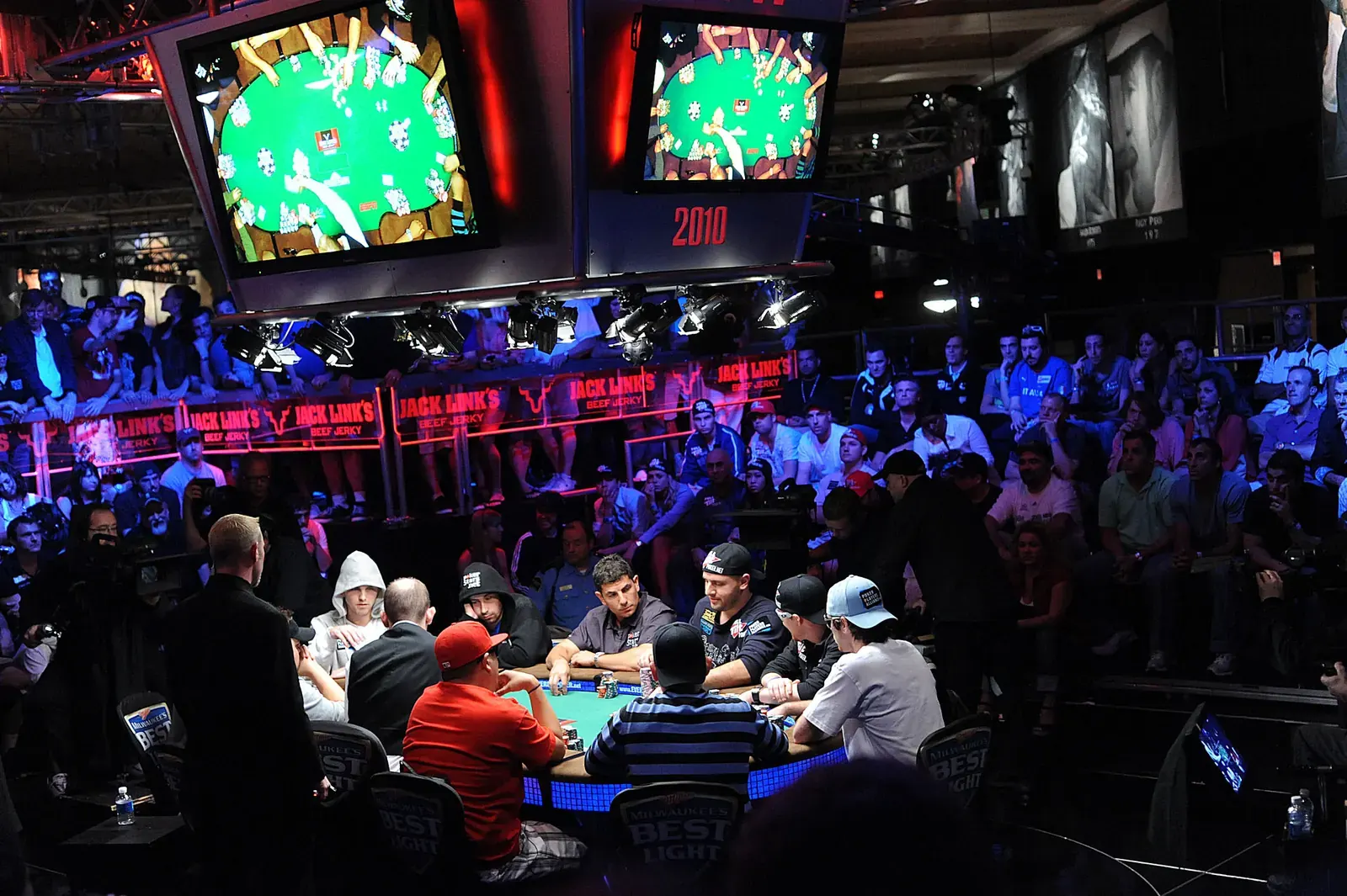 Gracze przy stole pokerowym podczas turnieju Main Event World Series of Poker