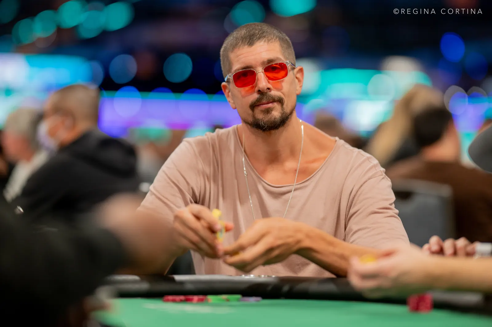 Michael Rocco grający w pokera podczas turnieju World Series of Poker