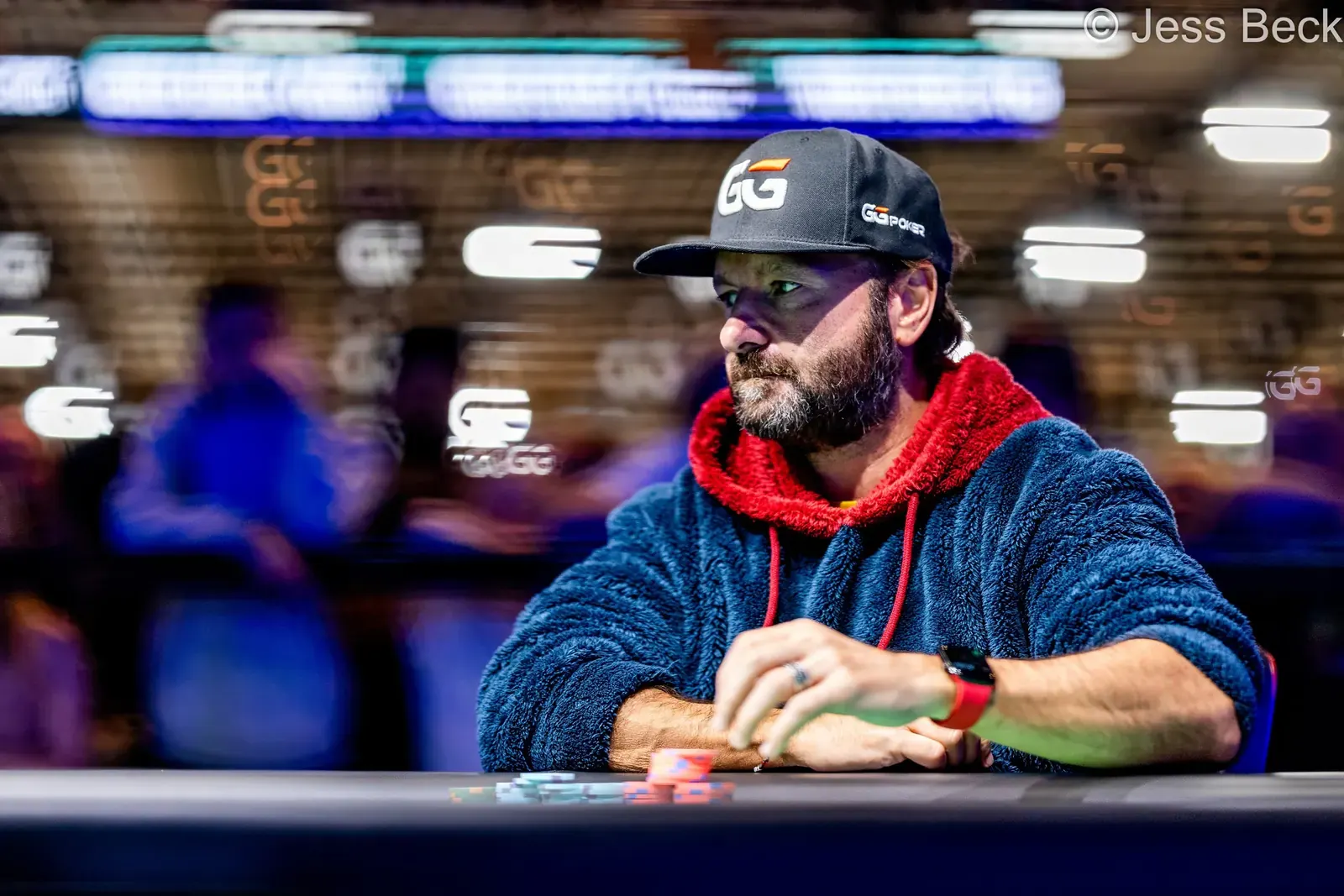 Finałowy stół turnieju World Series of Poker z graczami przy stołach