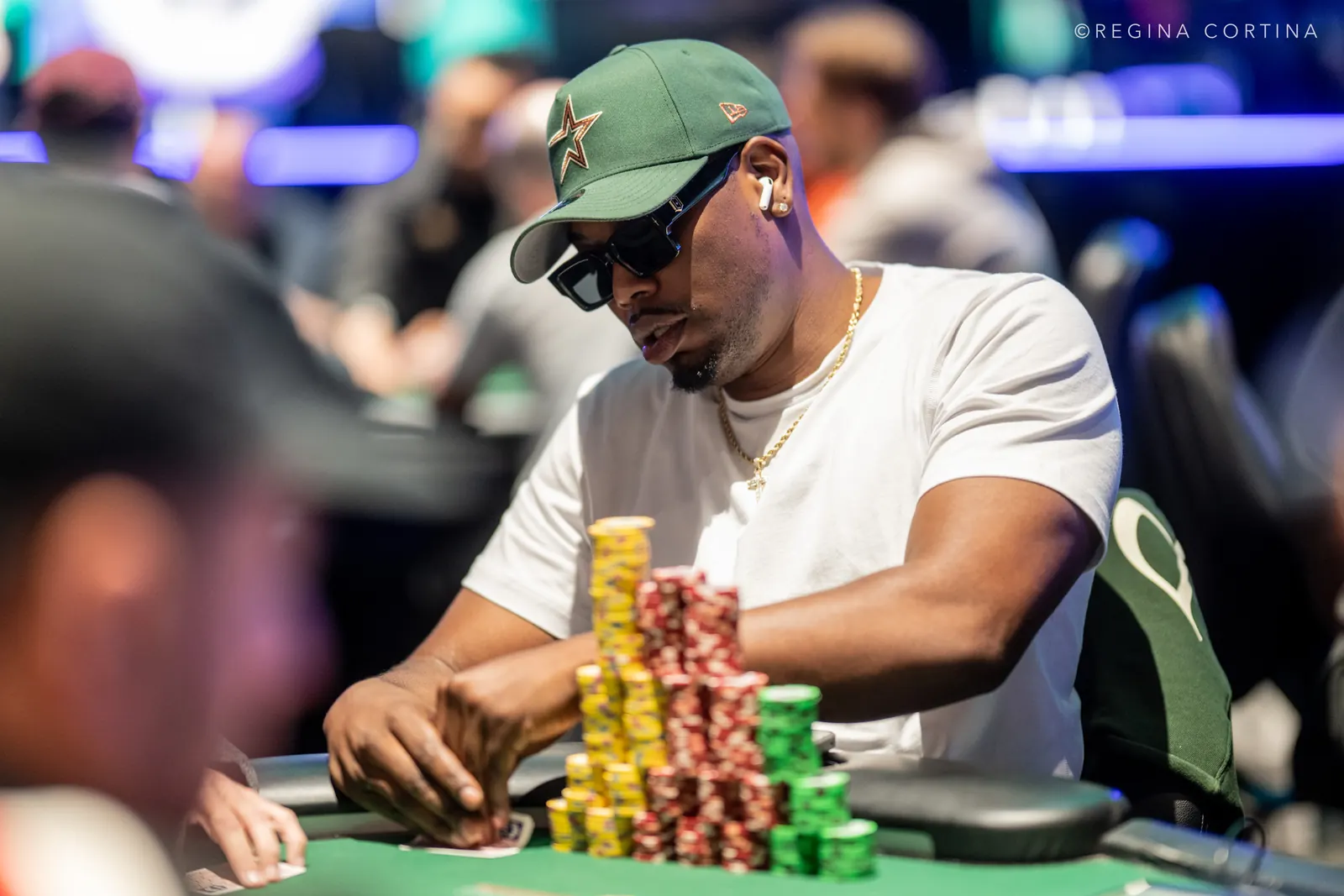 Pokerzysta Will Givens przy stole turniejowym podczas World Series of Poker.