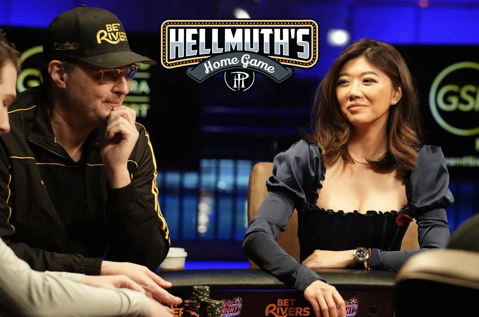 Gracze siedzący przy stole pokerowym podczas gry w "Hellmuth's Home Game".