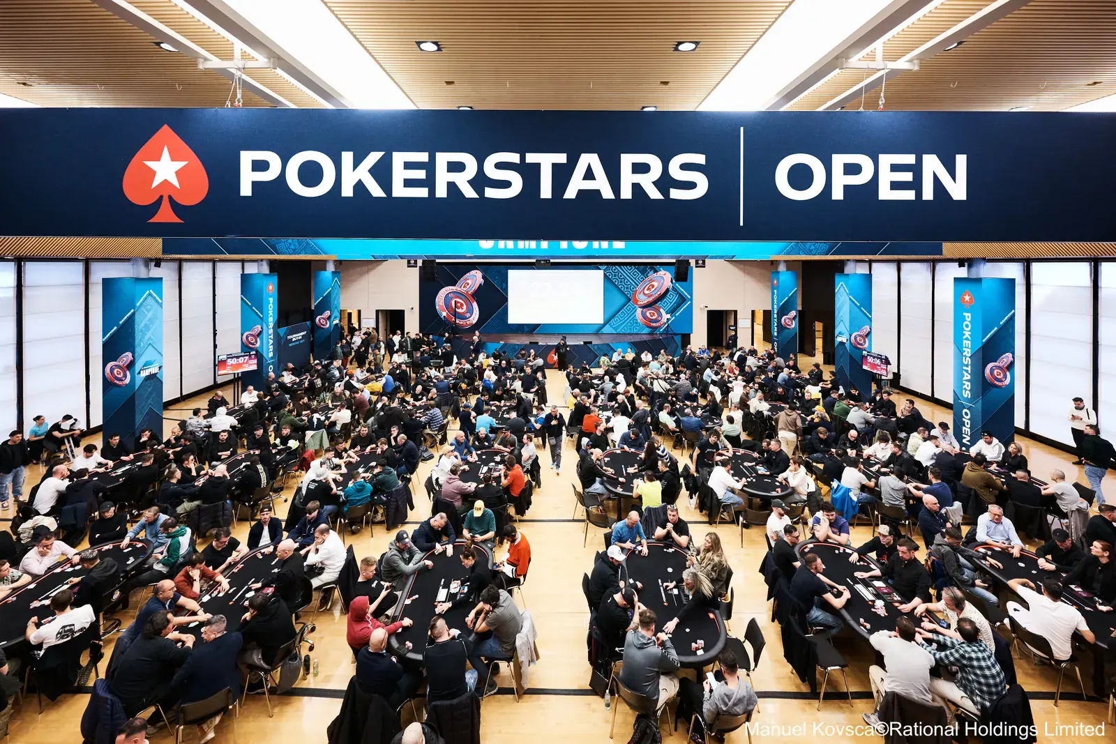 Stoły pokerowe w Casino di Campione nad jeziorem Lugano podczas turnieju Sunday Million Live