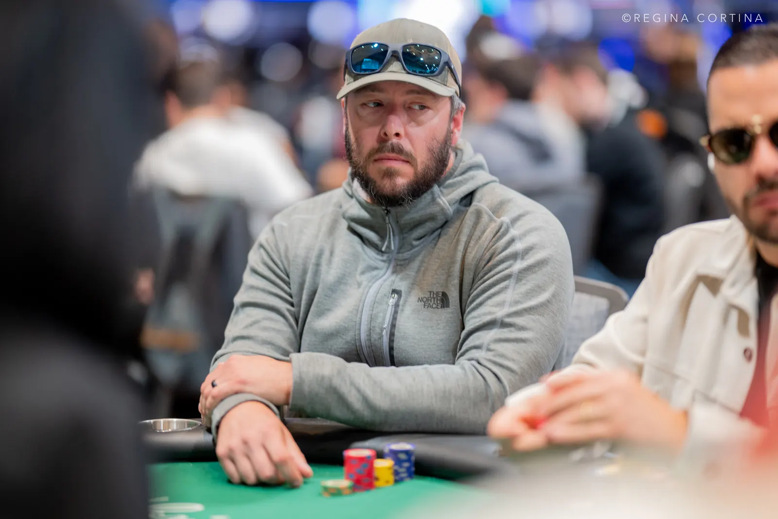 Gracz przy stole pokerowym podczas turnieju WSOP Main Event