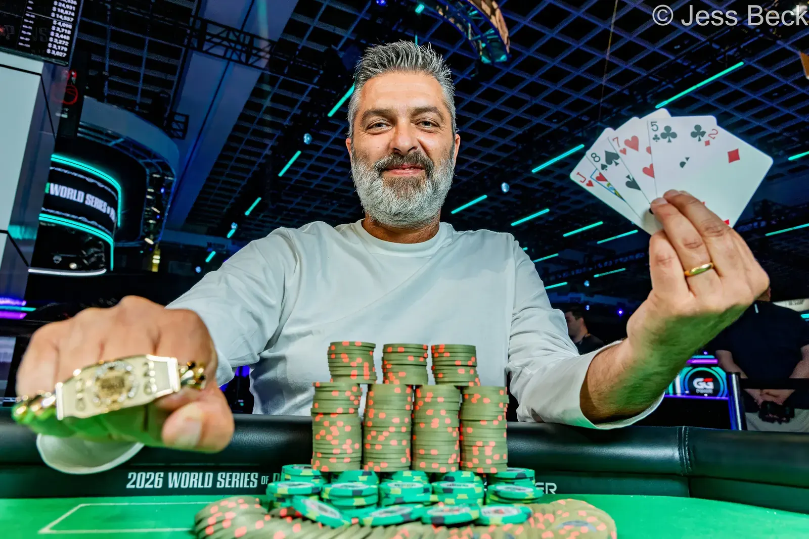 Sergio Benso świętujący zwycięstwo podczas turnieju pokerowego WSOP