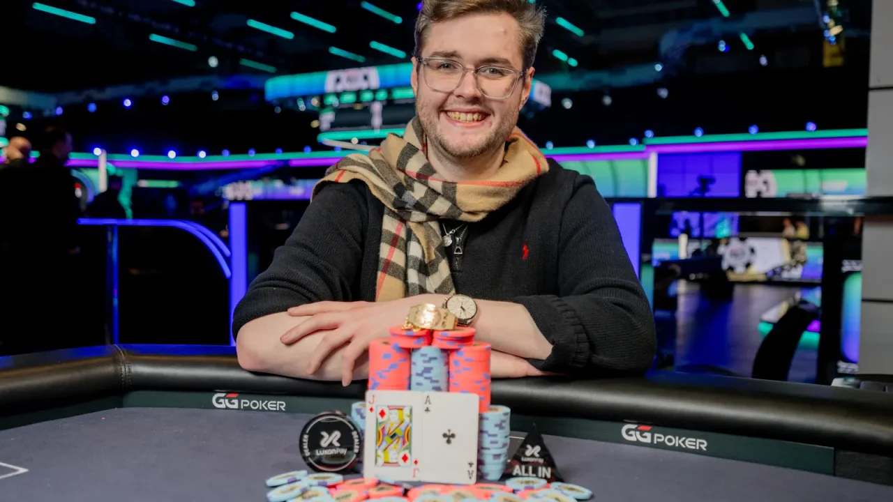 Jamie Dwan triumfuje w prestiżowym $50,000 High Roller na WSOP, zgarniając ponad 2,2 miliona dolarów