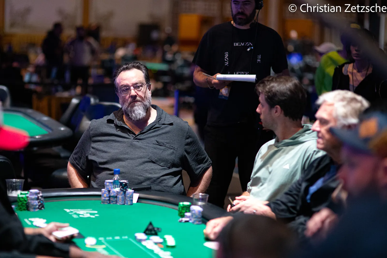 Gracze przy stole pokerowym podczas turnieju World Series of Poker