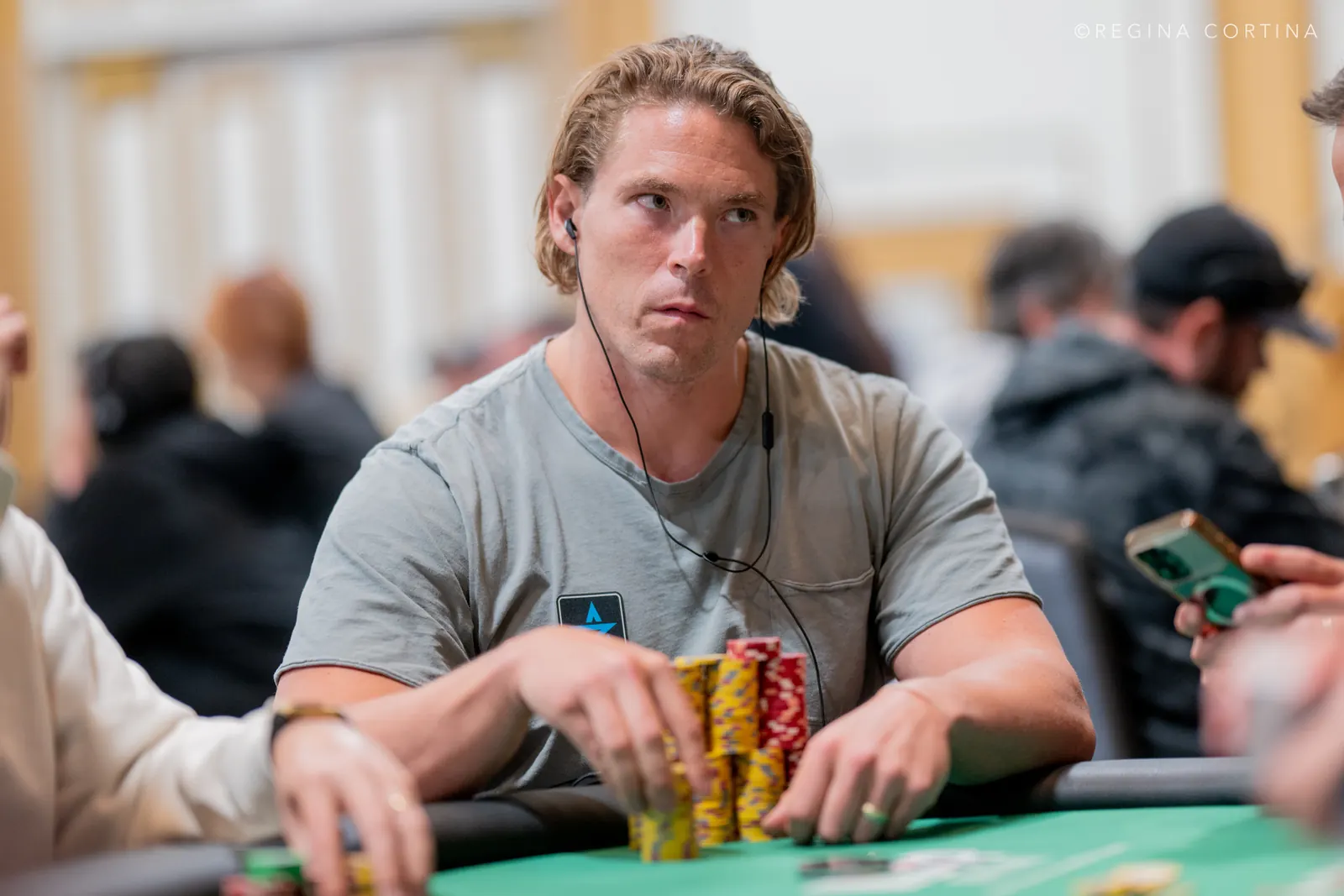 Gracze przy stole pokerowym podczas turnieju World Series of Poker