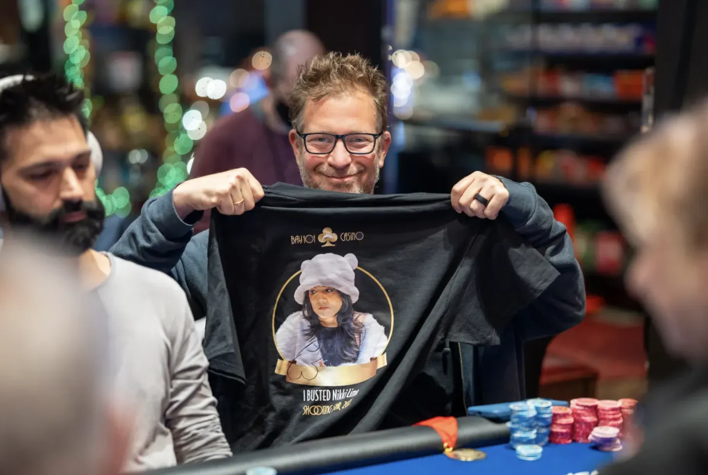 Pokerowy stół turniejowy z żetonami i logo WPT podczas turnieju Bay 101 Shooting Star Championship