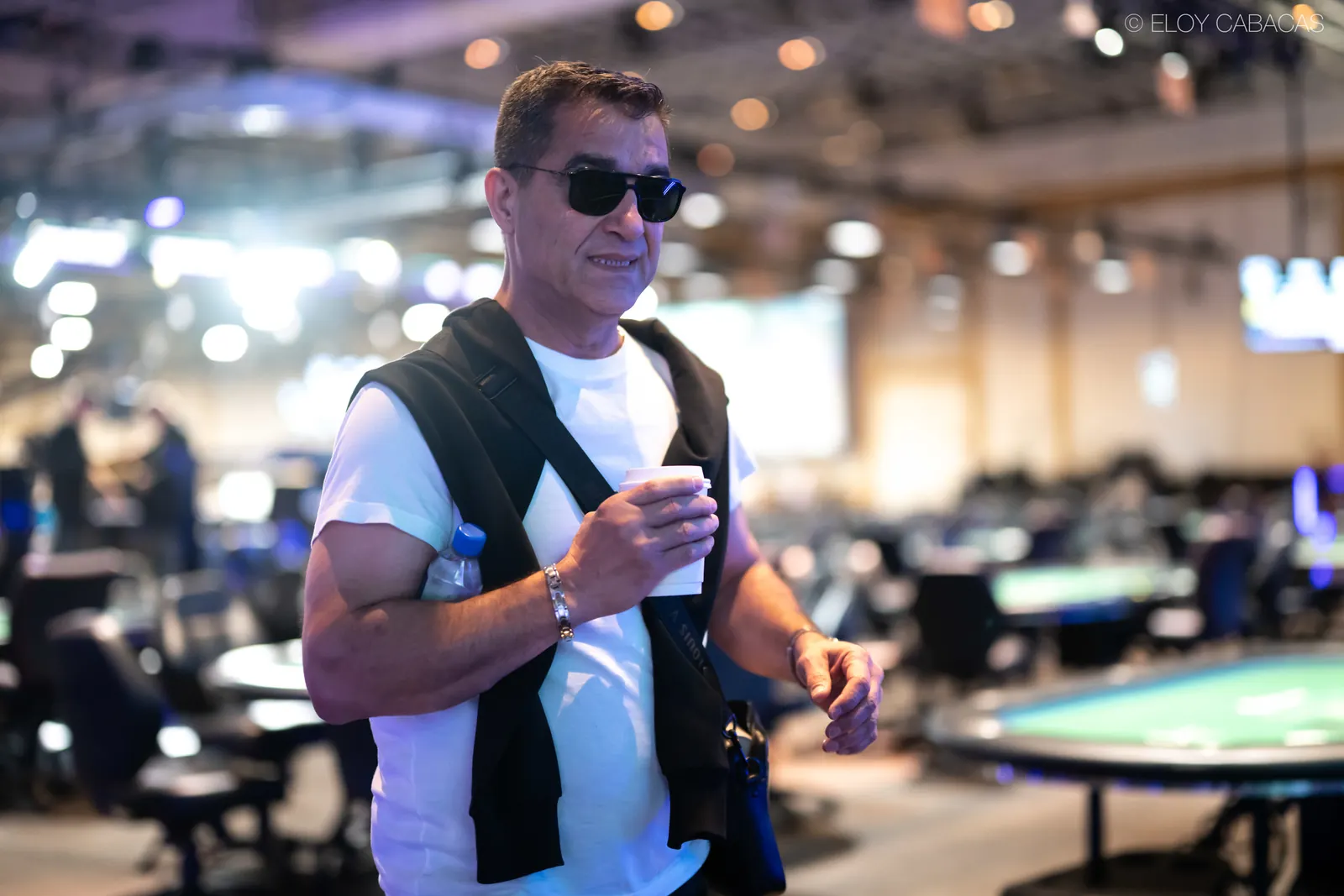 Hossein Ensan przy stole pokerowym podczas turnieju WSOP Main Event