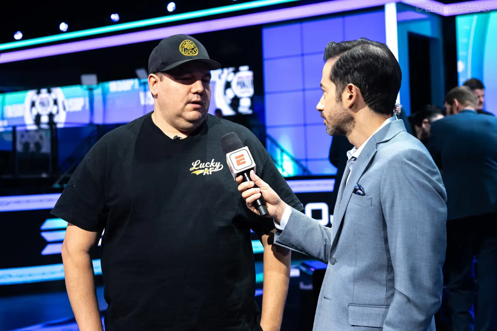 Pokerzysta Shaun Deeb przy stole turniejowym podczas World Series of Poker