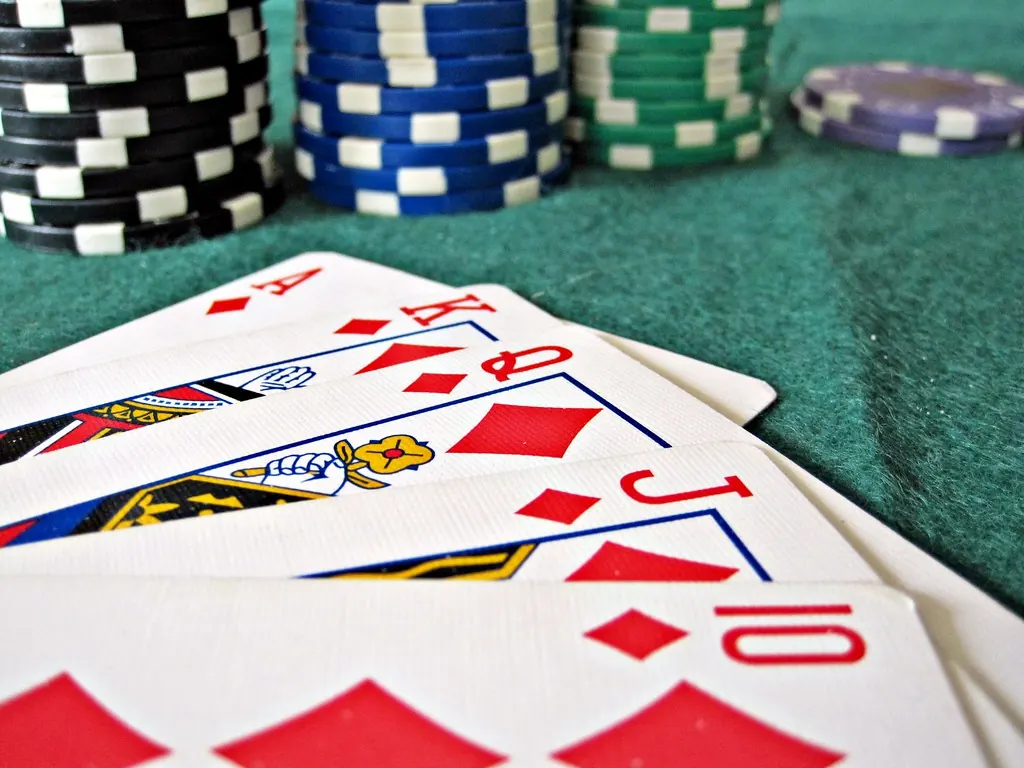 Trofeum Main Event World Series of Poker na tle stołu pokerowego.