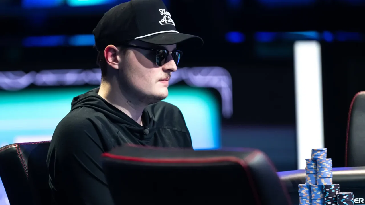 Zaledwie 22-letni Lucas Jumalon znajduje się w historycznym momencie swojej kariery. Po dniu 8 turnieju Main Event World Series of Poker (WS