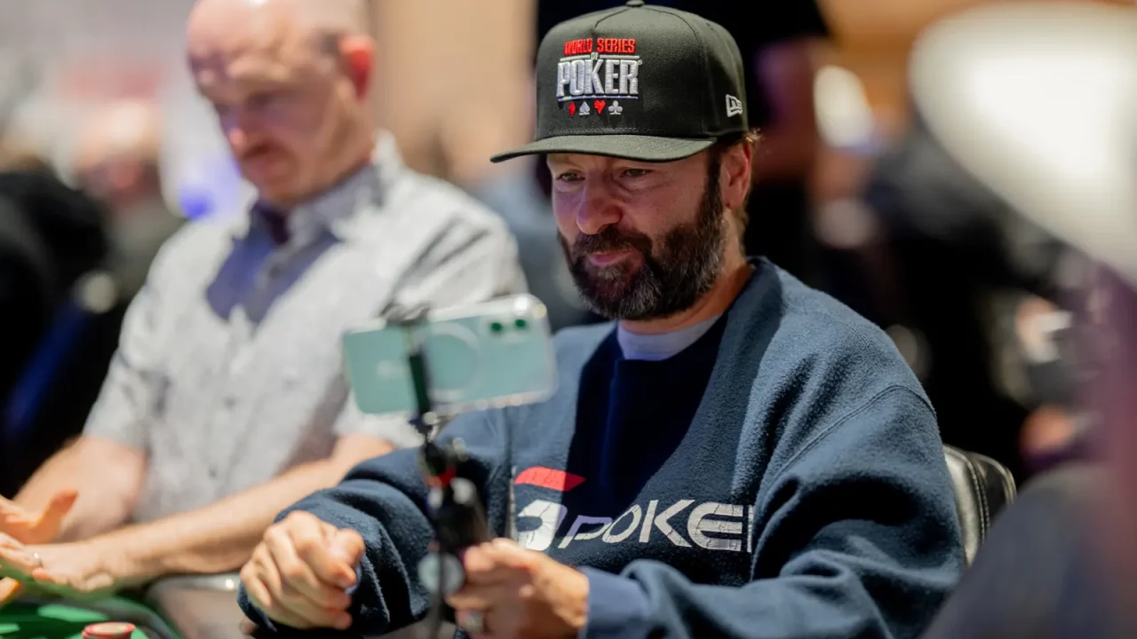 Daniel Negreanu, jedna z najbardziej rozpoznawalnych postaci w świecie pokera, znalazł się w znakomitej pozycji, aby powalczyć o prestiżowy
