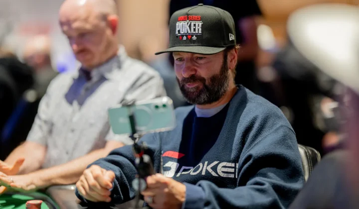 Daniel Negreanu, jedna z najbardziej rozpoznawalnych postaci w świecie pokera, znalazł się w znakomitej pozycji, aby powalczyć o prestiżowy