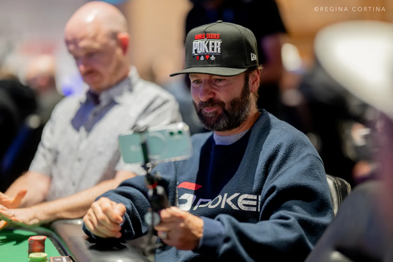 Daniel Negreanu przy stole pokerowym podczas turnieju World Series of Poker