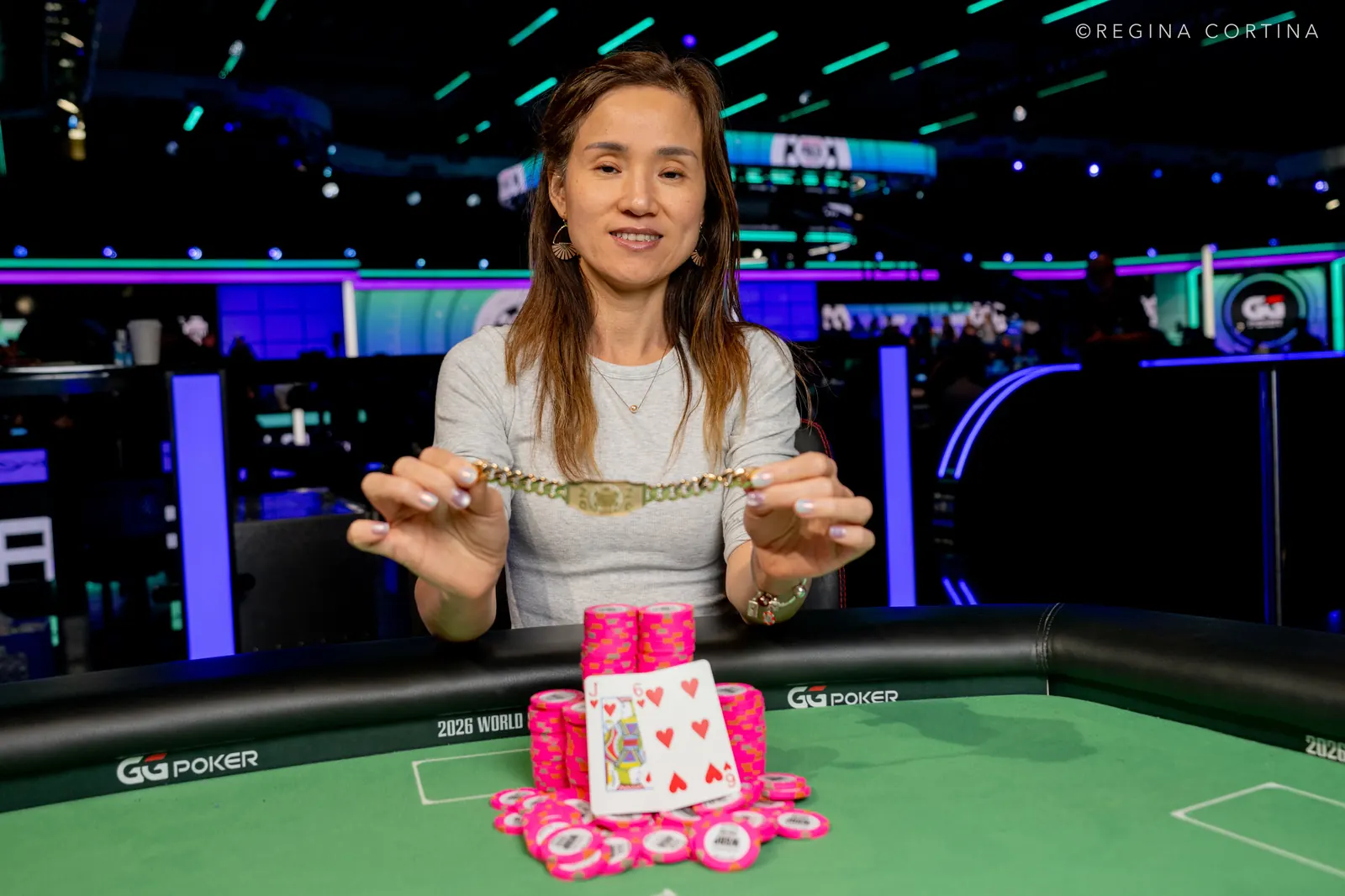 Yanting Jiang świętuje zwycięstwo przy stole finałowym turnieju pokerowego World Series of Poker