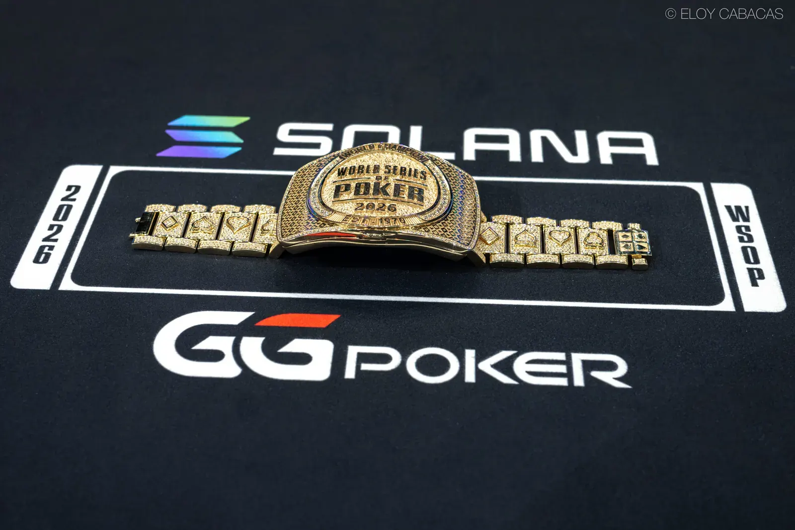 Gracze przy stole pokerowym podczas turnieju World Series of Poker