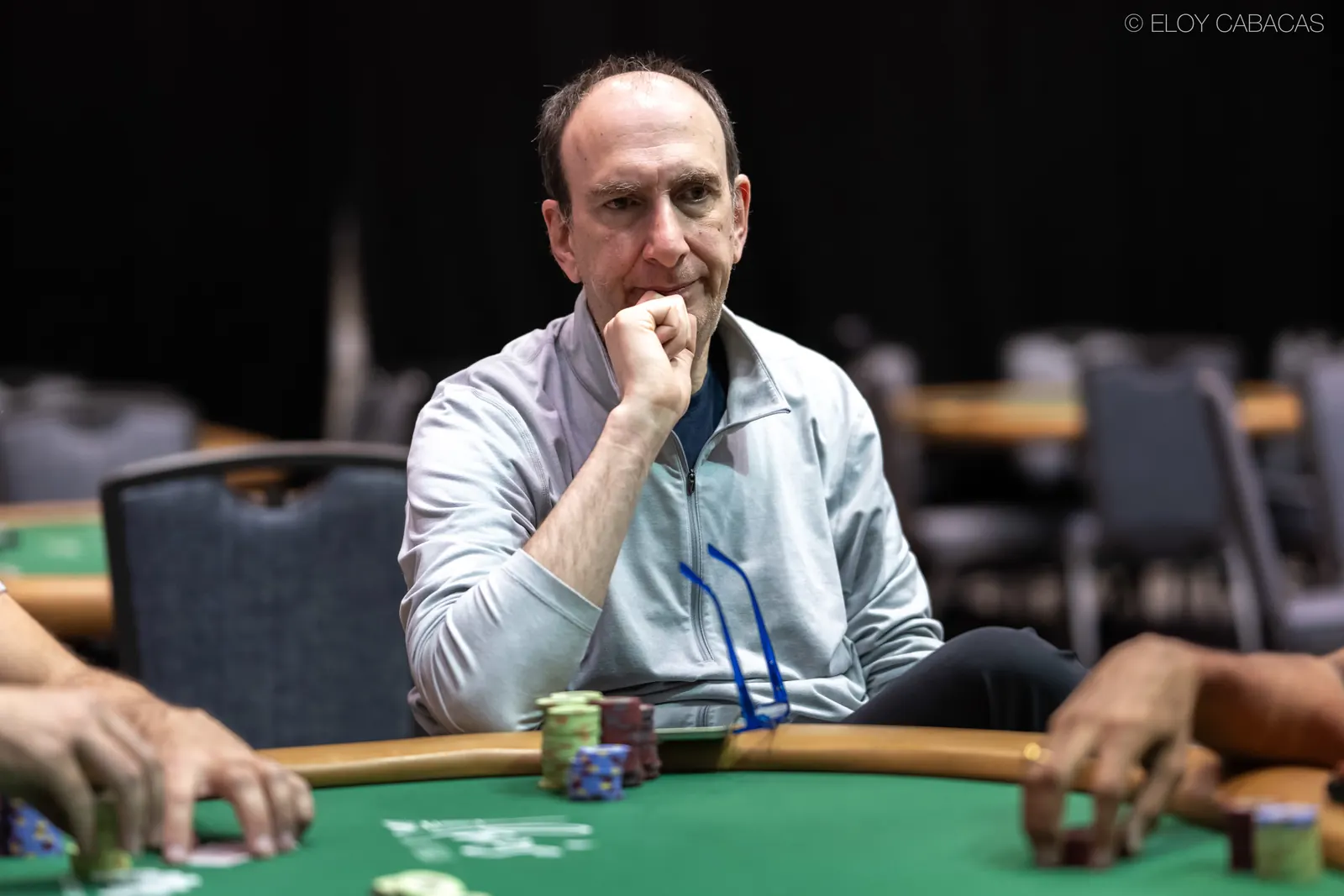 Erik Seidel w skupieniu przy stole pokerowym podczas World Series of Poker 2026