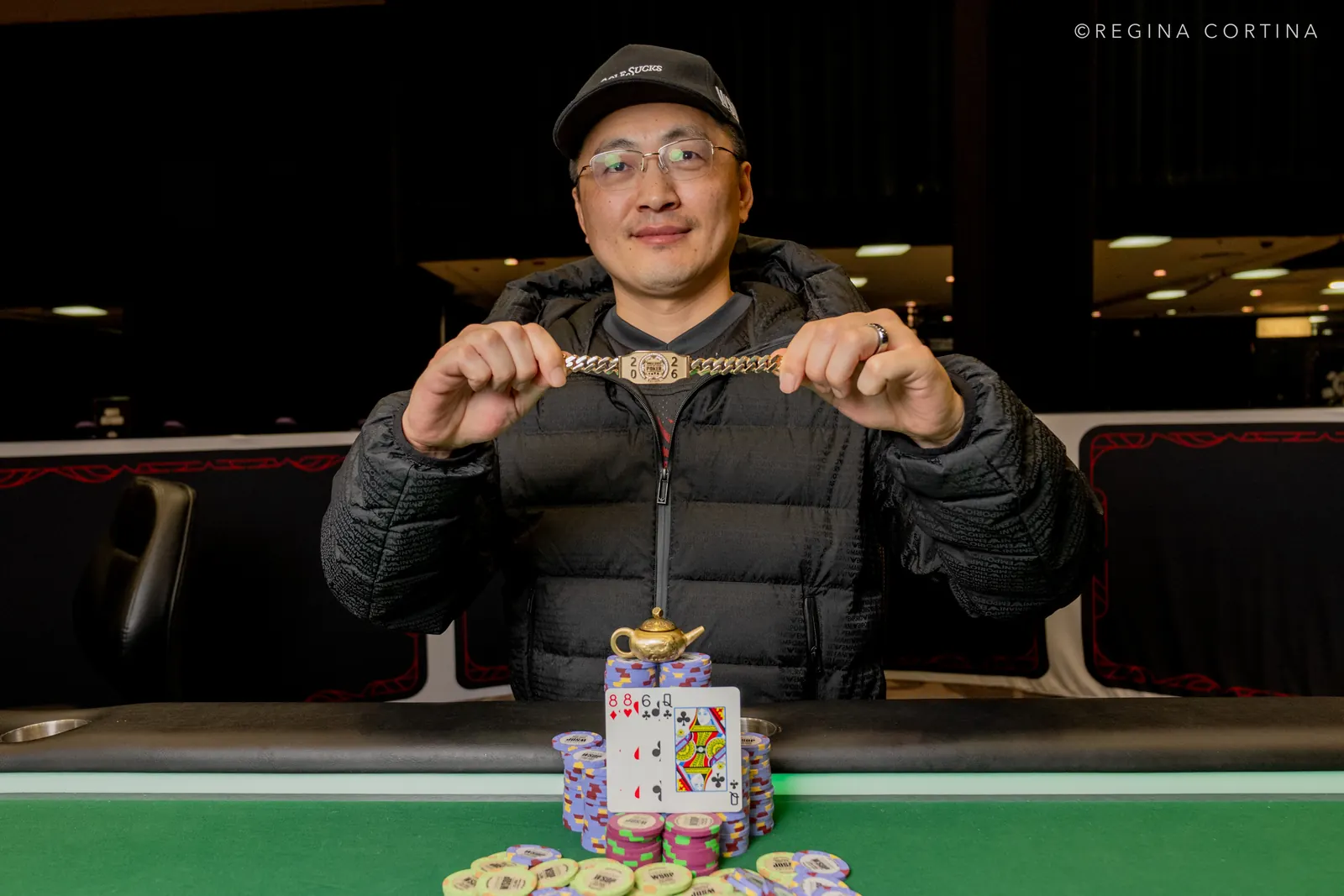 Joshua Wang z bransoletką WSOP po zwycięstwie w turnieju Pot-Limit Omaha.