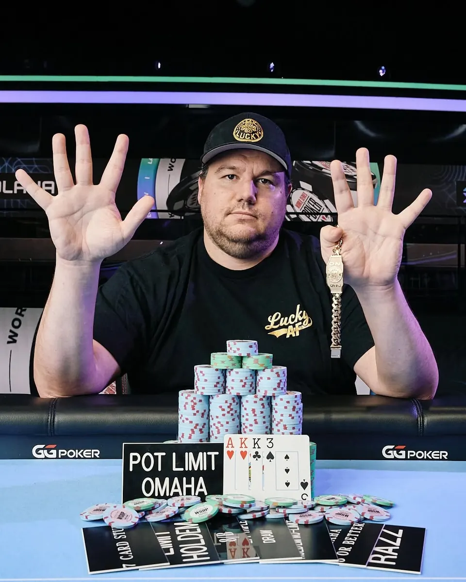 Shaun Deeb podczas ceremonii wręczenia nagród na World Series of Poker