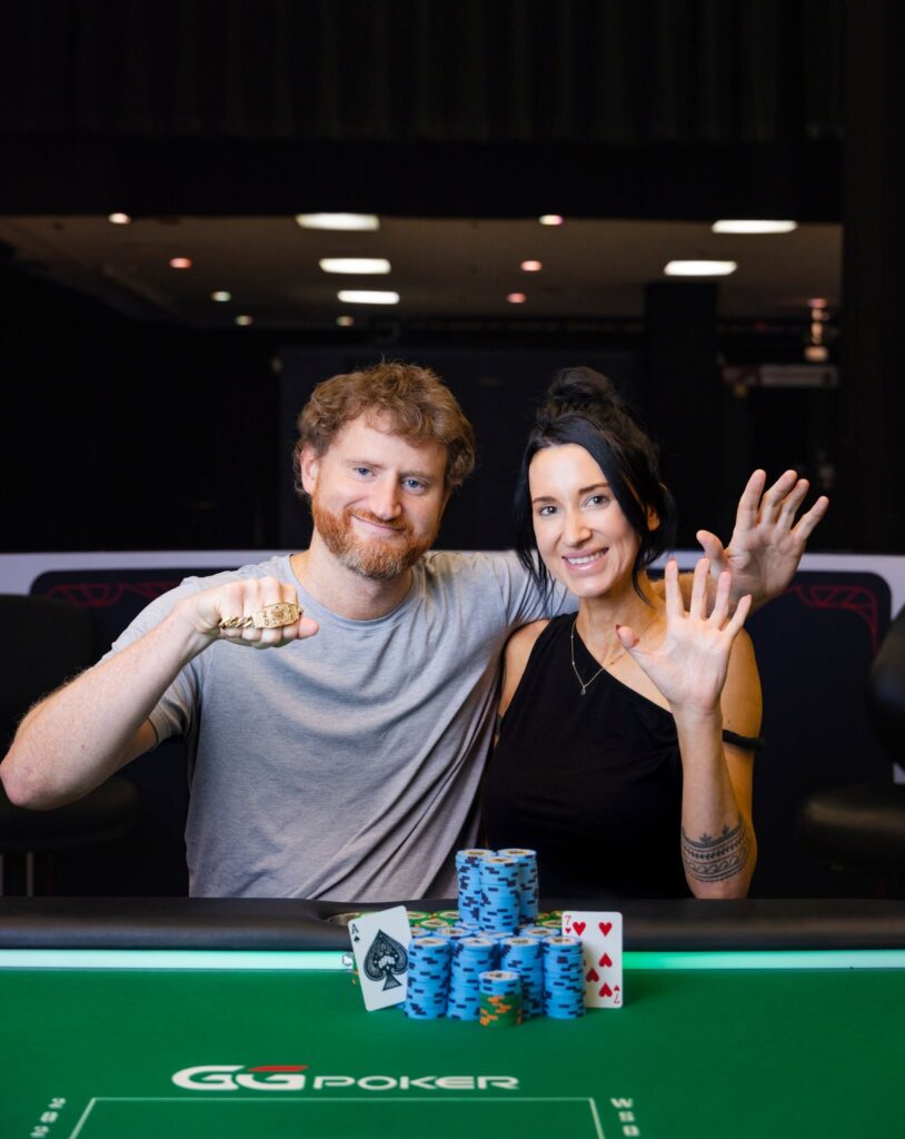 Ceremonia wręczenia bransoletki World Series of Poker, pokerzysta David Peters odbiera nagrodę