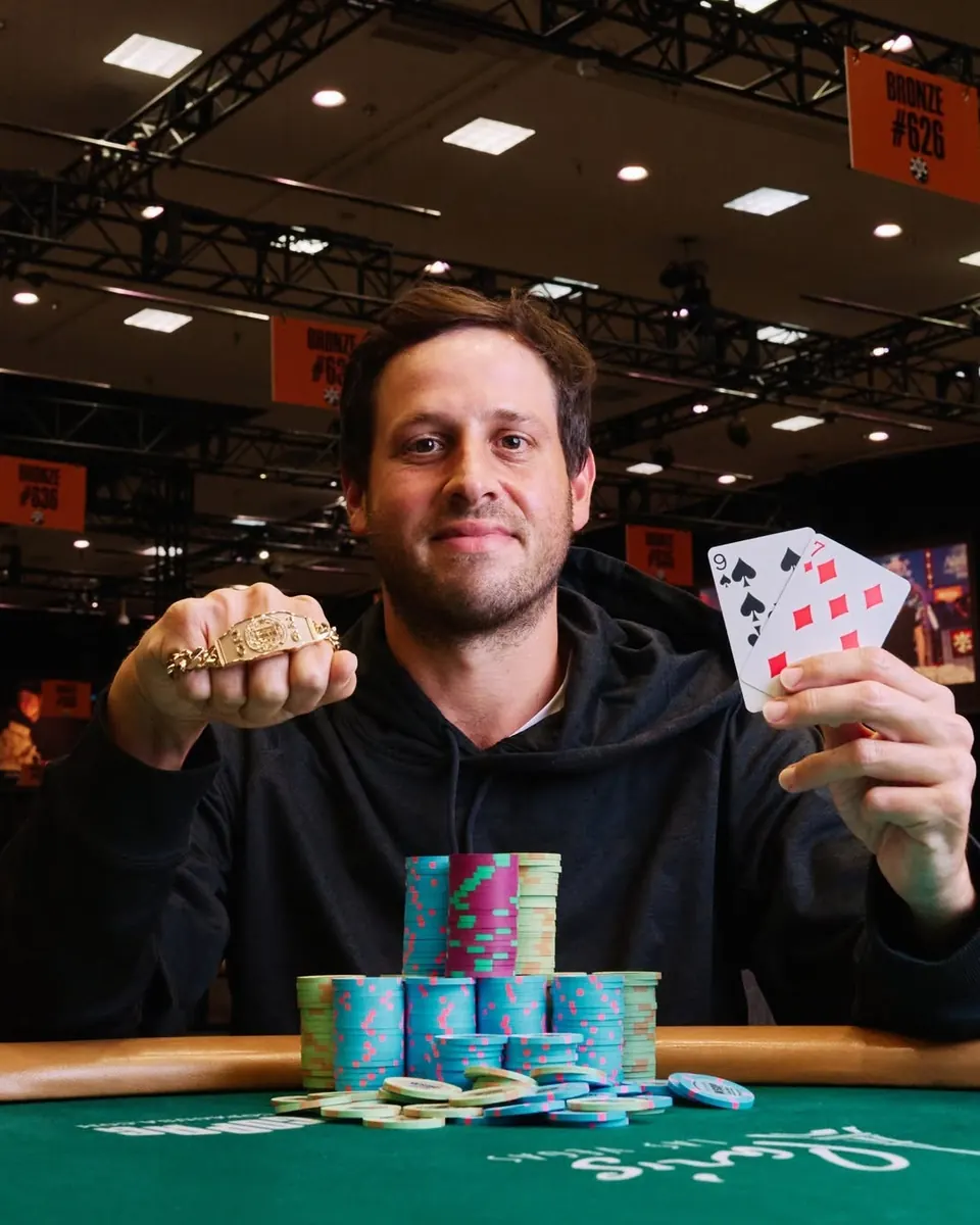 Stolik finałowy turnieju pokerowego z zawodnikami i żetonami
