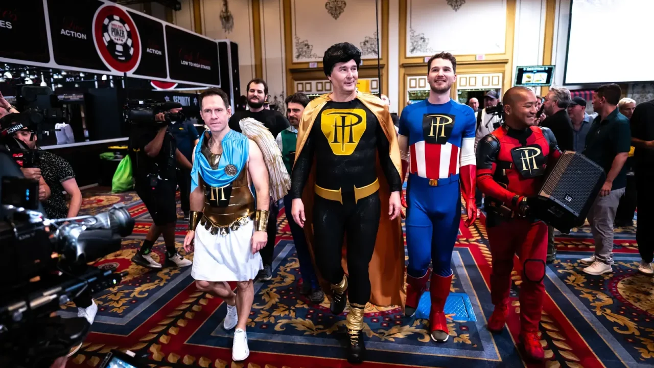 Phil Hellmuth wchodzi na tegoroczny WSOP Main Event w stroju superbohatera