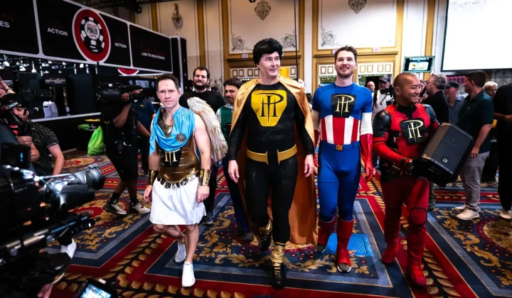 Phil Hellmuth wchodzi na tegoroczny WSOP Main Event w stroju superbohatera