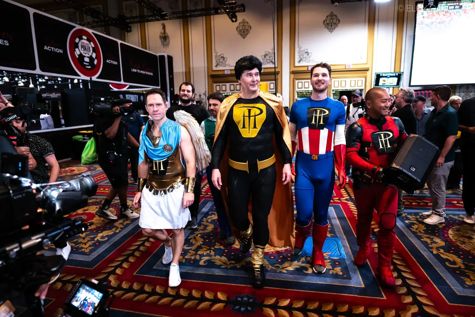 Phil Hellmuth w żółto-czarnym stroju superbohatera z logo BetRivers Poker podczas wejścia do sali turniejowej WSOP Main Event 2026