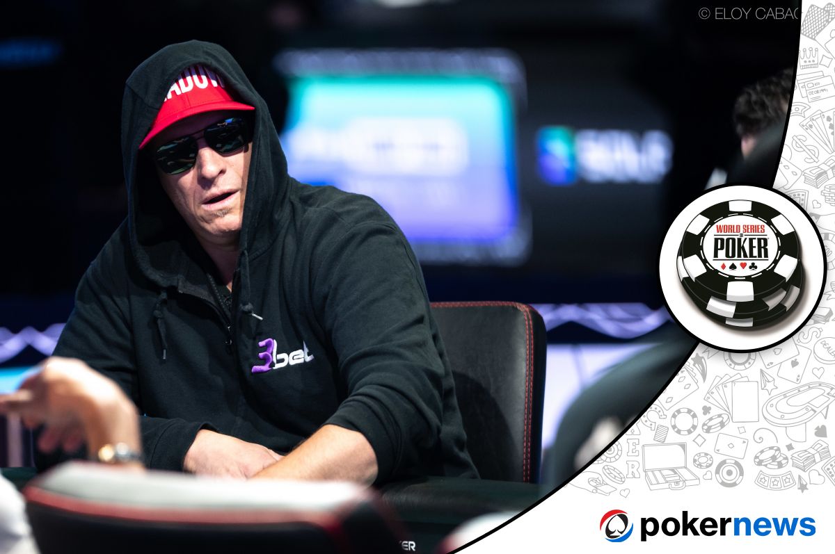 Greg Mueller podczas gry przy pokerowym stole podczas turnieju World Series of Poker