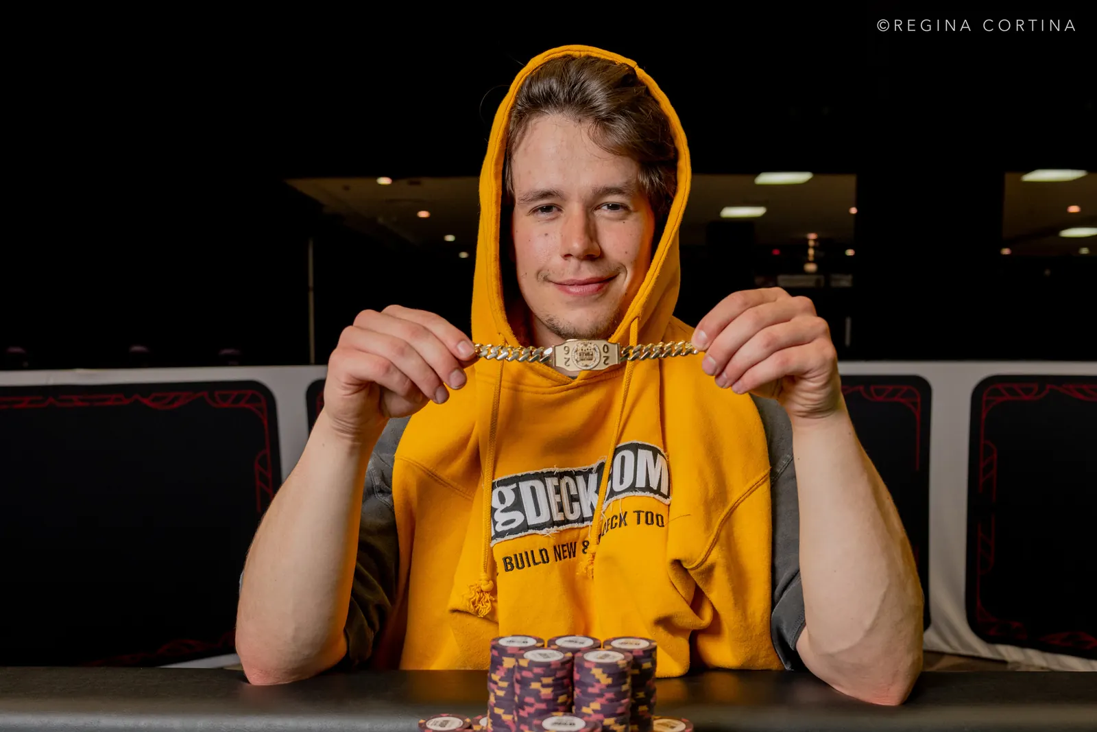 Gracze przy stole pokerowym podczas turnieju World Series of Poker