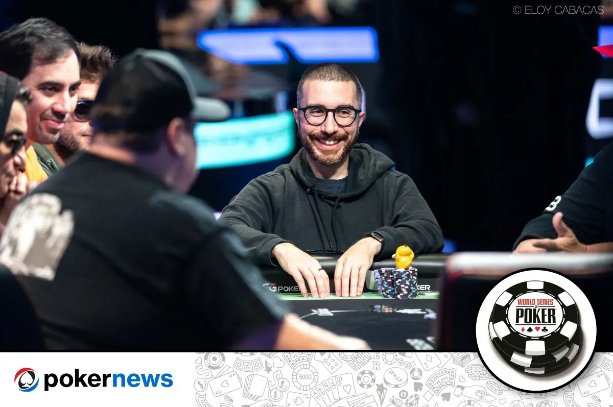 Finałowy stół turnieju pokerowego z graczami przy kartach i żetonach