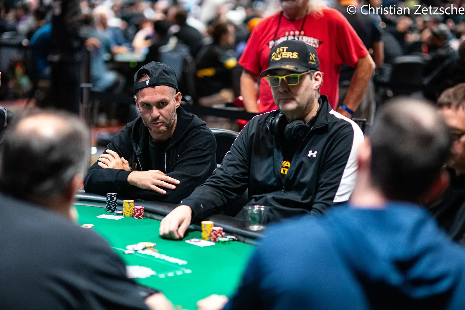 Phil Hellmuth przy stole pokerowym podczas World Series of Poker.
