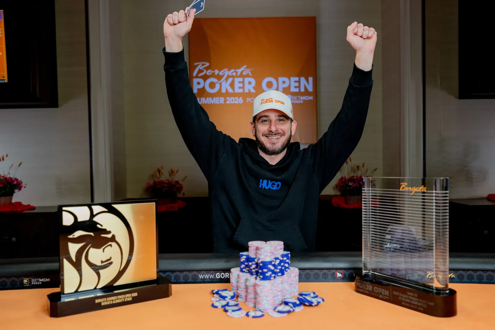 Stolik turniejowy z żetonami i kartami podczas rozgrywek pokerowych na żywo