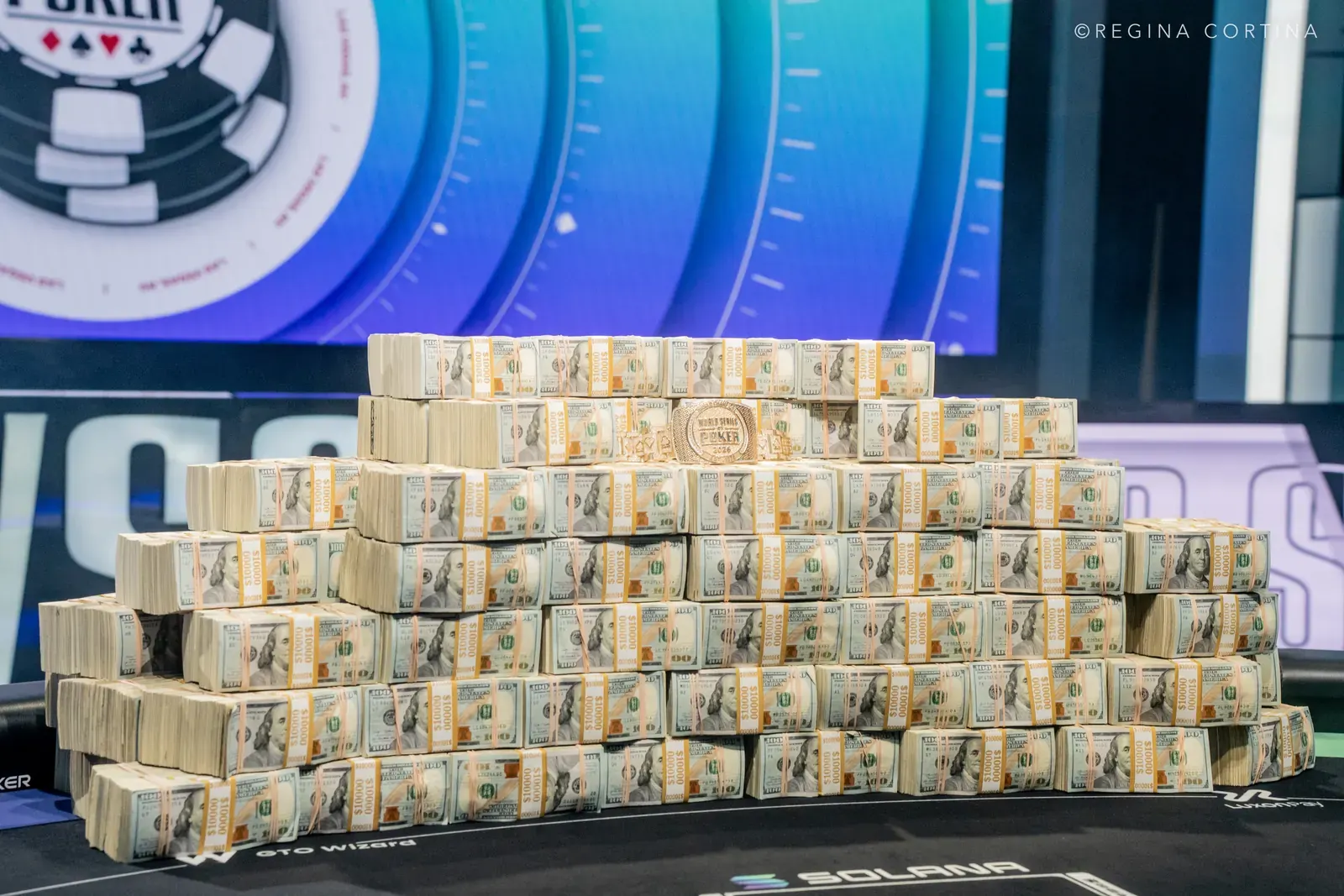 Gracze przy stole pokerowym podczas turnieju World Series of Poker Main Event