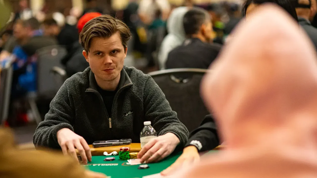 Niewiarygodny zbieg okoliczności na ostatnim dniu World Series of Poker (WSOP) doprowadził norweskiego gracza, Ole Askelanda, do objęcia pro