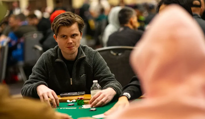 Niewiarygodny zbieg okoliczności na ostatnim dniu World Series of Poker (WSOP) doprowadził norweskiego gracza, Ole Askelanda, do objęcia pro