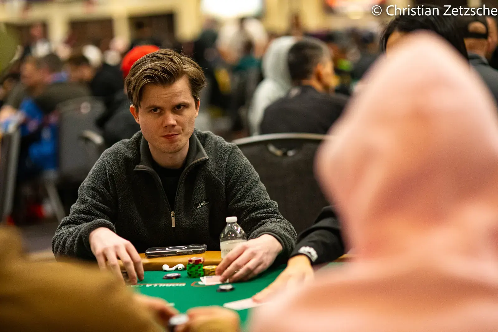Pokerzyści siedzący przy stole turniejowym WSOP podczas gry