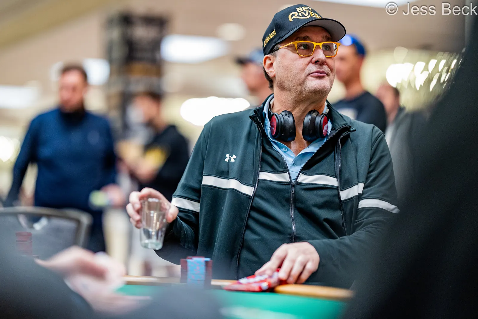 Phil Hellmuth przy stole finałowym World Series of Poker, prowadzący w turnieju.