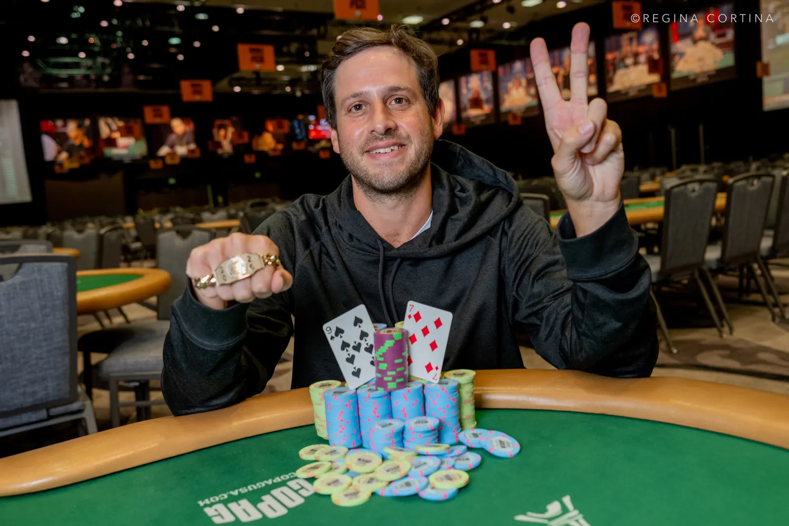 Stół turniejowy pokerowy z żetonami i kartami podczas wydarzenia WSOP
