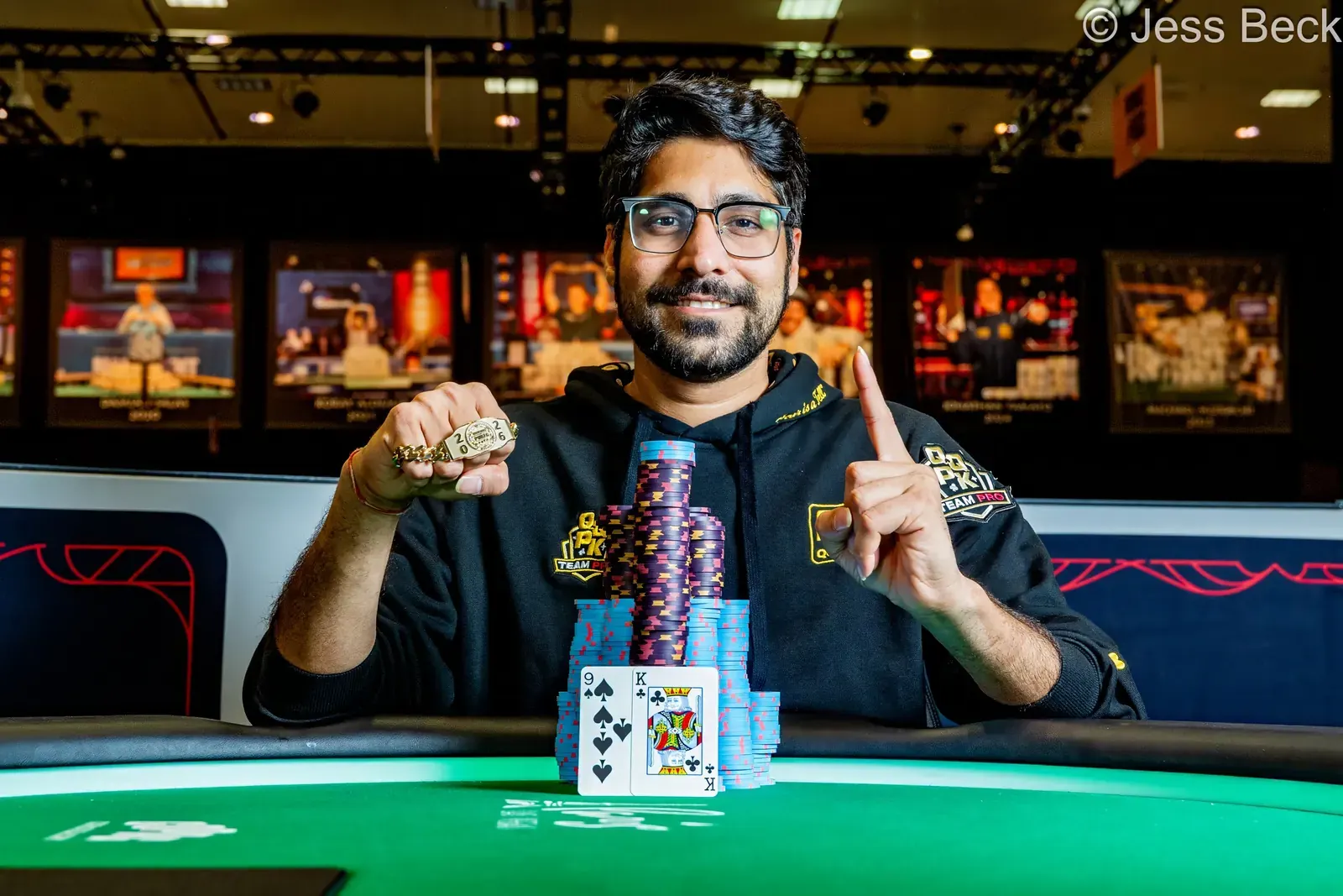 Nishant Sharma z bransoletką World Series of Poker i czekiem na nagrodę pieniężną.