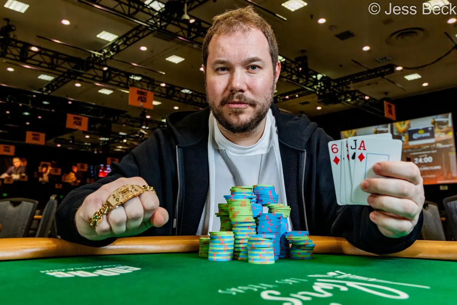 Alexander Kostritsyn świętuje zdobycie bransoletki WSOP