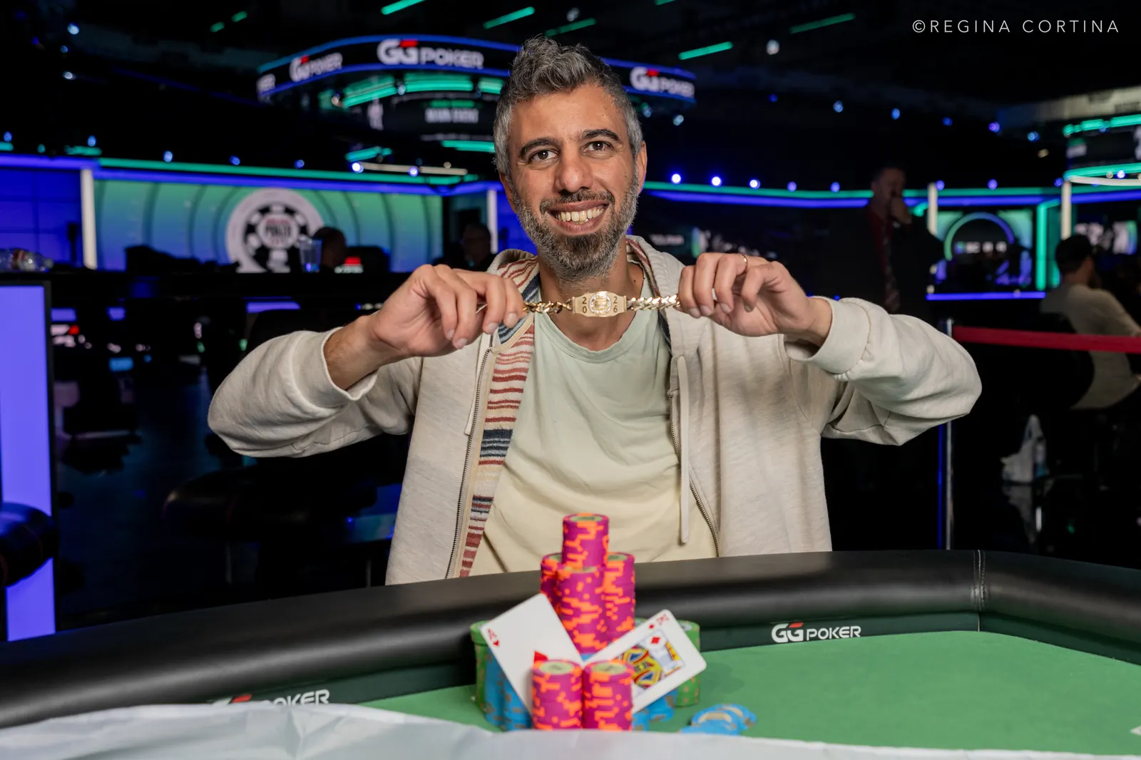 Asi Moshe świętuje zdobycie piątej bransolety World Series of Poker