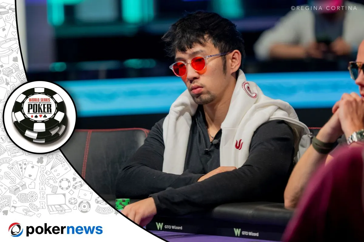 Gracz pokerowy siedzący przy stole podczas turnieju pokerowego