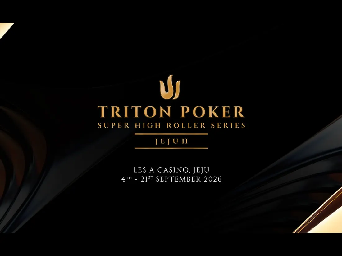 Logo Triton Poker Series na tle sali turniejowej w Jeju