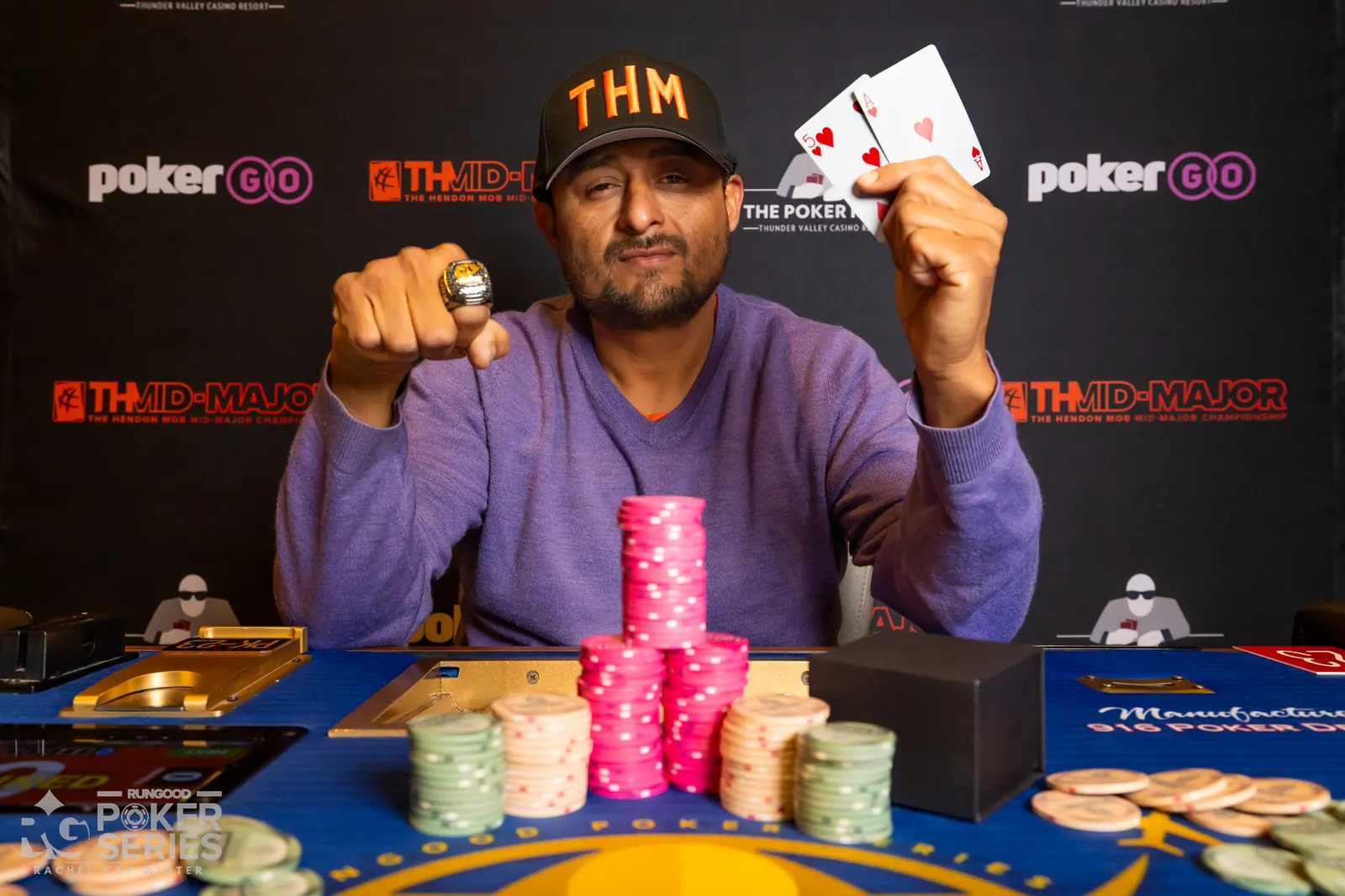 Stolik finałowy turnieju pokerowego z żetonami i kartami graczy